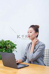 劳累的办公人员