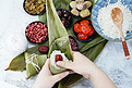 端午节包粽子摄影图