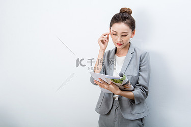 人像看书的职业女性