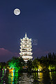 桂林日月双塔之银塔中秋圆月摄影图