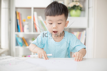 小男孩画画