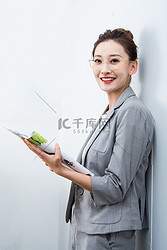 人像手拿书本的职业女性
