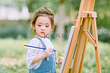 儿童美术白天可爱小女孩户外草坪写生画画摄影图配图人物