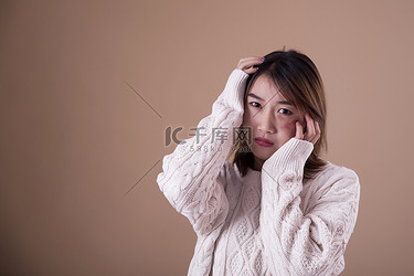 家庭暴力家庭矛盾吵架情绪人像被家暴的女人摄影图配图
