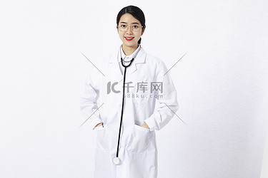 医生大夫女性办公室微笑摄影图配图人物