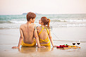 爱情白天面对面的情侣沙滩坐着摄影图配图