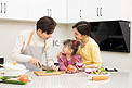 亲子家庭白天三口之家厨房切菜做饭摄影图配图