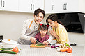家庭生活白天三口之家厨房切菜做饭摄影图配图