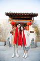 春节幸福甜蜜的情侣手拿糖葫芦开心的笑摄影图配图