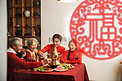 年夜饭一家人温馨的在一起吃火锅摄影图配图