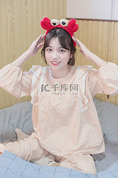姐妹居家睡衣美女家庭摄影图配图