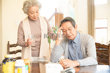妻子关心丈夫