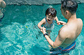 亲子游泳正午父女泳池玩水摄影图配图