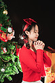 圣诞节女孩夜晚红衣少女圣诞树许愿摄影图配图
