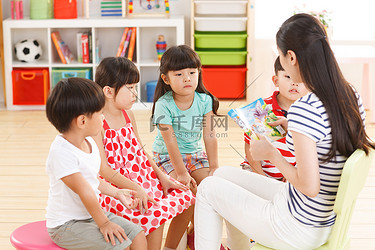 老师和儿童在幼儿园里