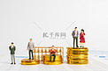 商务金融棚拍五个微距小人金算盘金币站着摄影图配图