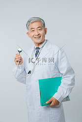 医生白天穿着白大褂的男医生室内拿着听诊器微笑摄影图配图
