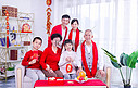 春节过年家庭合影一家人人像摄影图配图