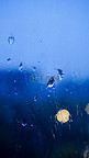 下雨天气夜晚雨滴室内玻璃窗大雨摄影图配图