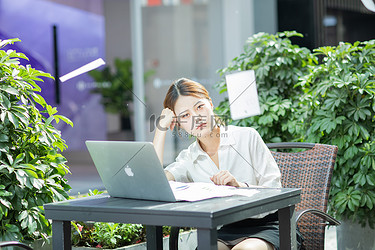 商务白天焦虑的女职员户外托下巴摄影图配图