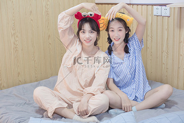 居家家庭休闲好朋友闺蜜摄影图配图