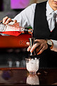 鸡尾酒晚上调酒师的手和鸡尾酒酒吧倒酒摄影图配图