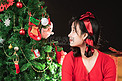 圣诞节人物夜晚少女圣诞树前许愿摄影图配图