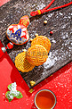传统美食中秋佳节月饼中秋团圆红底摄影图配图