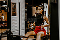 美女健身一个在健身房运动摄影图配图