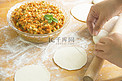 手工饺子擀饺皮动作实拍图
