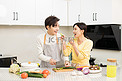 家庭生活白天一对做饭的情侣厨房一起做家务摄影图配图