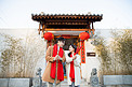 春节站在门口拜年的年轻情侣摄影图配图