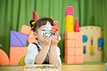 儿童教育白天小女孩教室玩积木摄影图配图