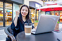 商务白天商务女性咖啡店加油打气动作摄影图配图