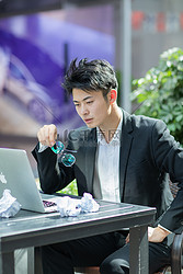 商务白天疲惫焦虑的男职员户外摘掉眼镜摄影图配图