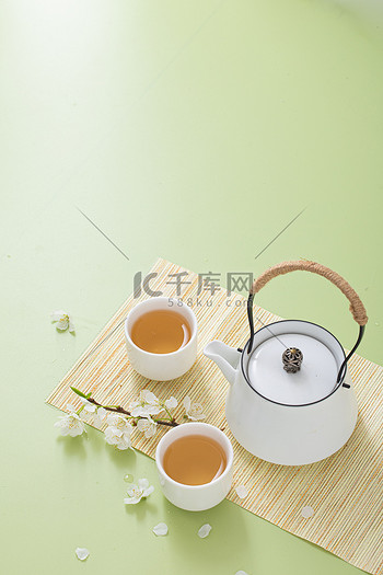 文艺茶水白天放在茶席的茶杯和茶壶室内无摄影图配图