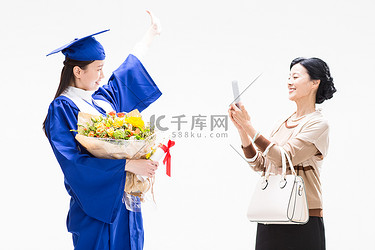 幸福快乐的母女用手机拍照