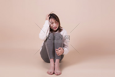情绪人像家庭暴力家庭矛盾被家暴的女人人像摄影图配图