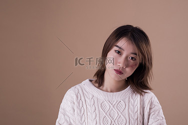 家庭暴力吵架家庭矛盾情绪人像被家暴的女人摄影图配图
