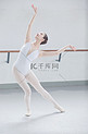 艺术舞蹈练舞训练芭蕾舞者摄影图配图