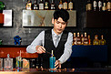 鸡尾酒调酒师白天工作中的调酒师酒吧给鸡尾酒做装饰摄影图配图