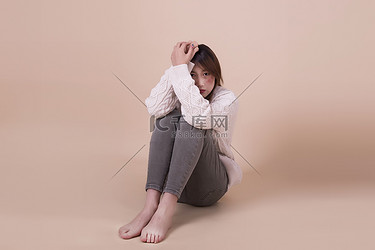 家庭矛盾吵架家庭暴力情绪人像被家暴的女人摄影图配图