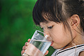 小女孩在喝水的特写