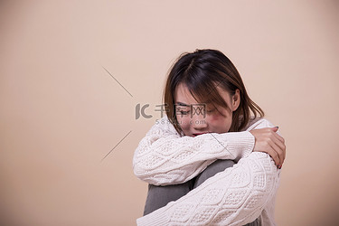 家庭暴力情绪人像家庭矛盾吵架被家暴的女人摄影图配图