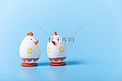 春分立蛋24节气蓝色背景上的鸡蛋纯底实物摄影图配图