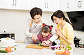 家庭生活教育白天一家三口厨房切菜摄影图配图