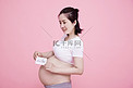三胎妈妈孕妇人像快乐孕妈咪摄影图配图