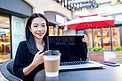 商务人像白天商务女性咖啡厅电脑展示摄影图配图