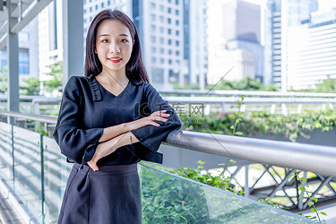 商务办公下午白领女性人行桥靠着栏杆摄影图配图