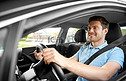 交通、车辆和人的概念-微笑的人或司机在夏天开车。微笑的男人或开车的司机